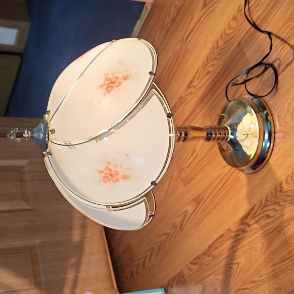 22" brass floral portable glass lamp Underwriters Laboratories Inc vintage - Picture 2 of 10